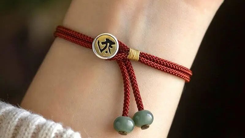 بررسی افسانه دستبند نخ قرمز